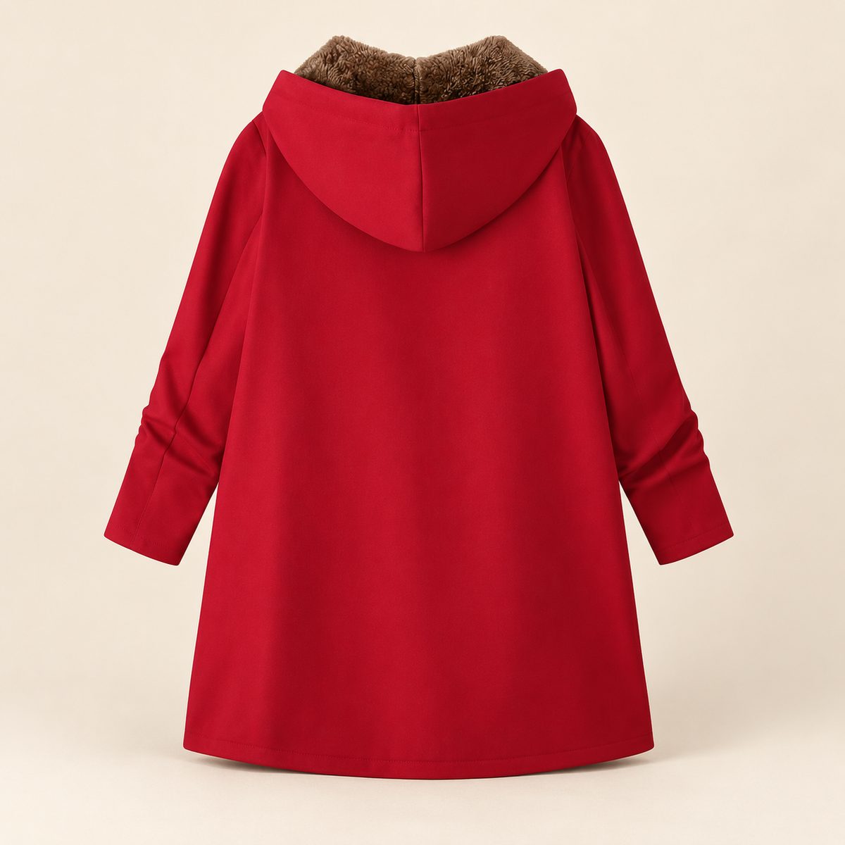 Manteau à capuche en sherpa Evelyn™ de Danoir Paris, tissu doux beige, porté sur un fond neutre, style chaud et confortable.