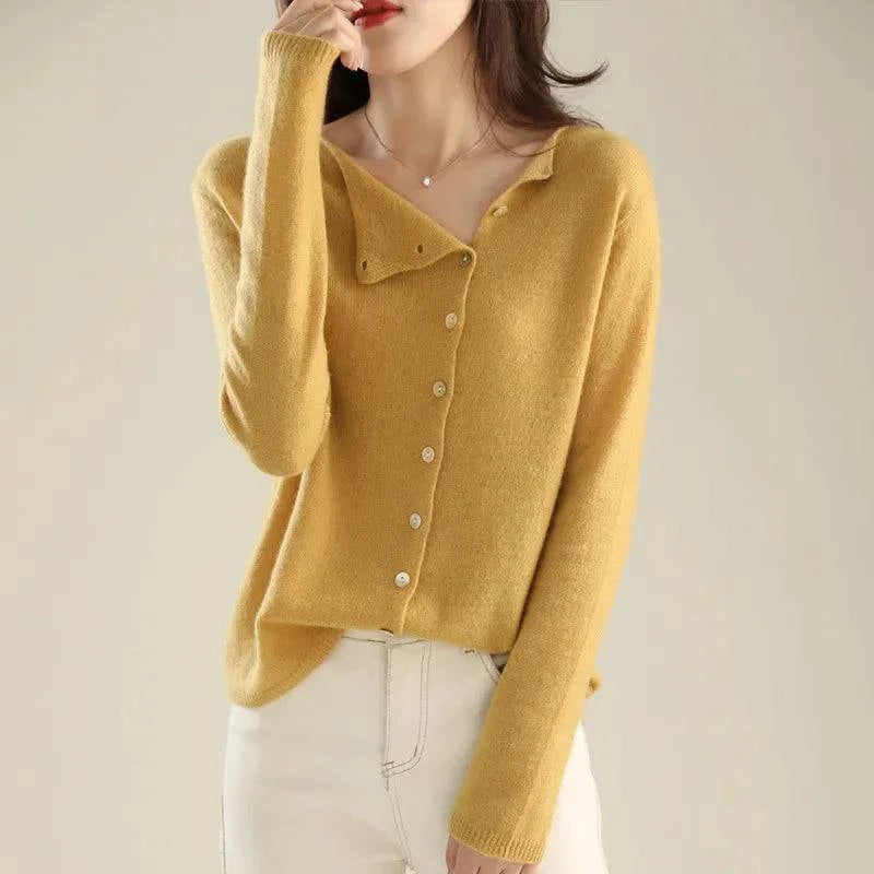Gilet tricoté élégant Mireille de Danoir Paris, modèle FR800, porté, en laine douce couleur neutre, détails raffinés.