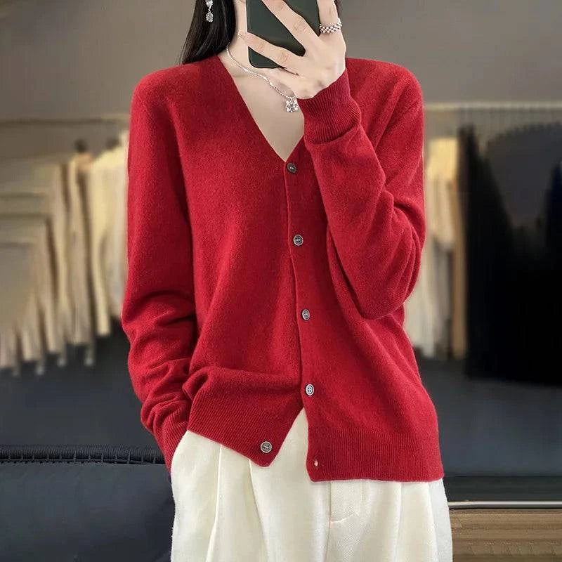 Cardigan cachemire élégant Odessia de Danoir Paris, couleur crème, porté ouvert avec col en V, tissu doux et luxueux.