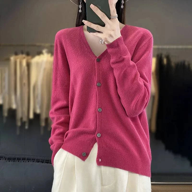 Cardigan cachemire élégant Odessia de Danoir Paris, couleur neutre, porté sur un mannequin, tissu doux et finition soignée.