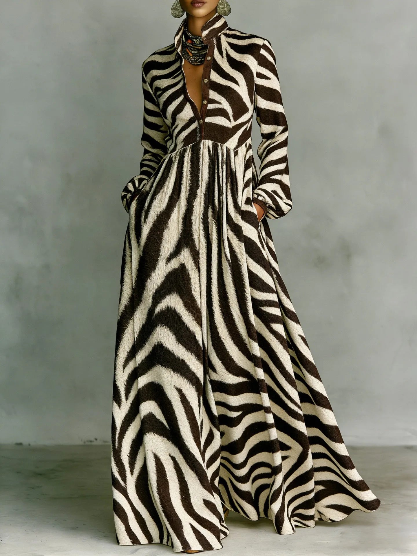 Robe vintage à pois et imprimé ethnique pour femme de Danoir Paris, montrant la coupe et le motif coloré de la robe.