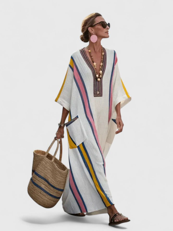 Robe longue maxi Danoir Paris Kyvanna en tissu léger avec décolleté et manches longues, portée élégante.