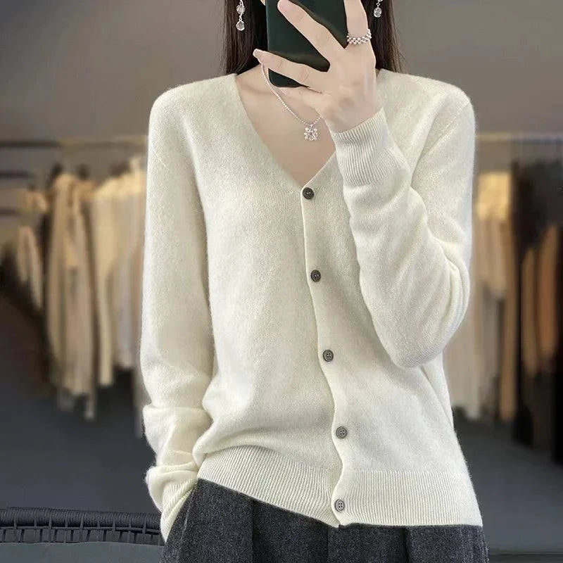 Cardigan cachemire élégant Odessia de Danoir Paris, en laine douce, porté sur un fond neutre, vue de face.