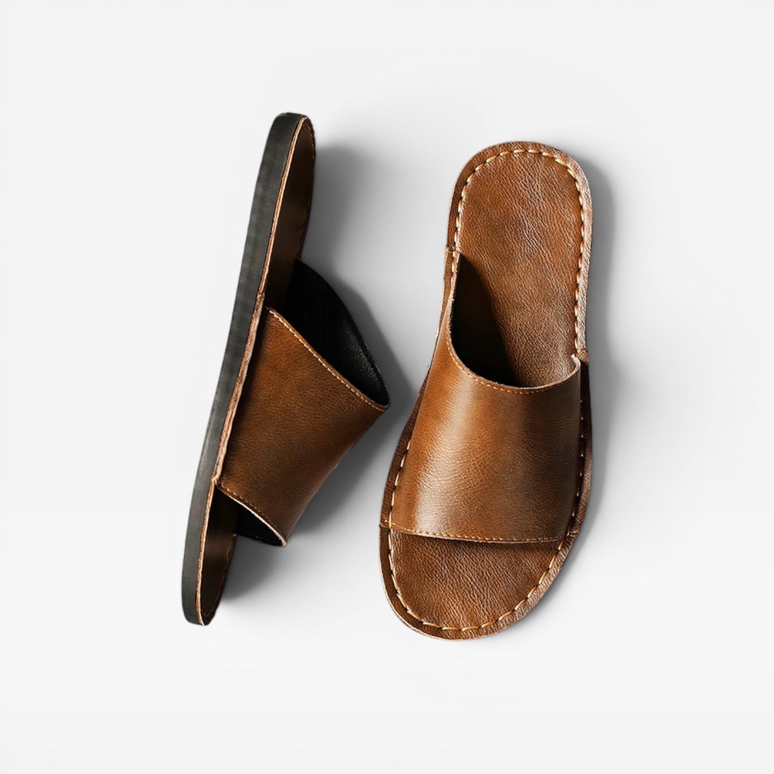 Sandales à enfiler en daim de vache pour hommes, confort quotidien, cousu main, par Danoir Paris, visibles avec semelle en cuir brun.