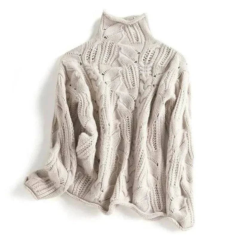 Pull doux Karin de Danoir Paris, col roulé en maille confortable, couleur neutre, porté avec un fond simple.