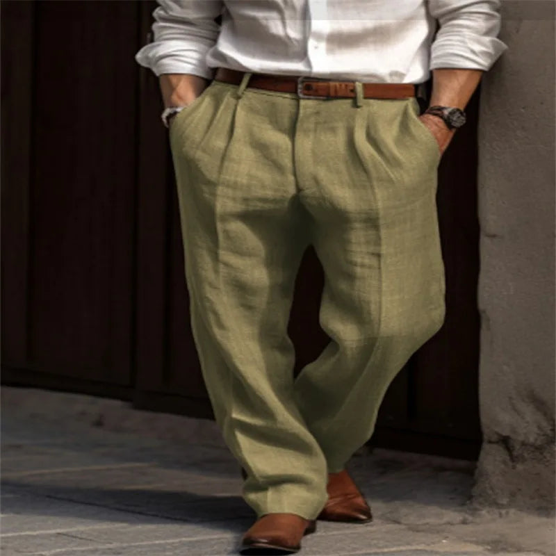 Pantalons sartoriaux en lin Corsaro par Danoir Paris, élégants et légers, visibles en détail sur cette image.