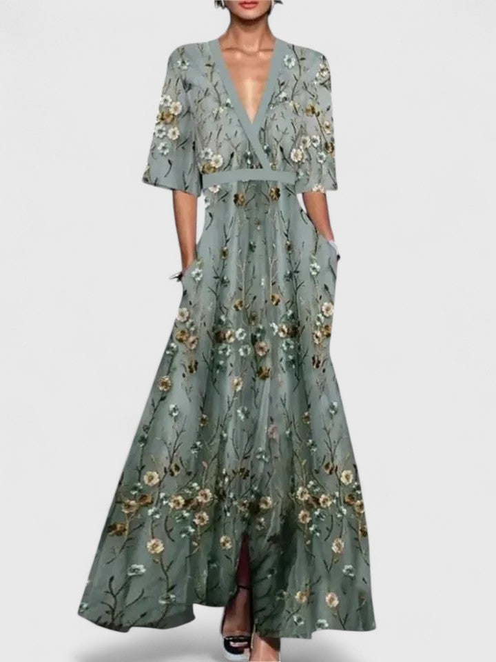 Robe longue Aimee de Danoir Paris, maxi robe élégante en tissu fluide, portée par un mannequin, couleur neutre.