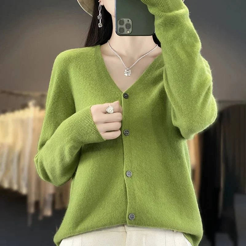 Cardigan cachemire élégant Odessia par Danoir Paris, douceur et style avec finition raffinée, porté en gros plan.