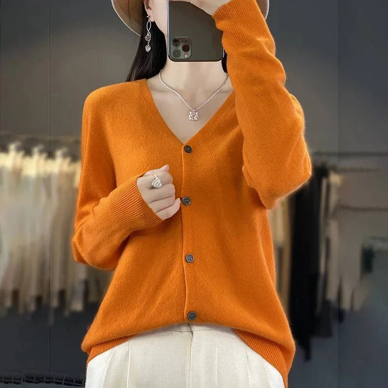 Cardigan cachemire élégant Odessia de Danoir Paris, couleur neutre, porté sur un mannequin, détail de finition raffinée.