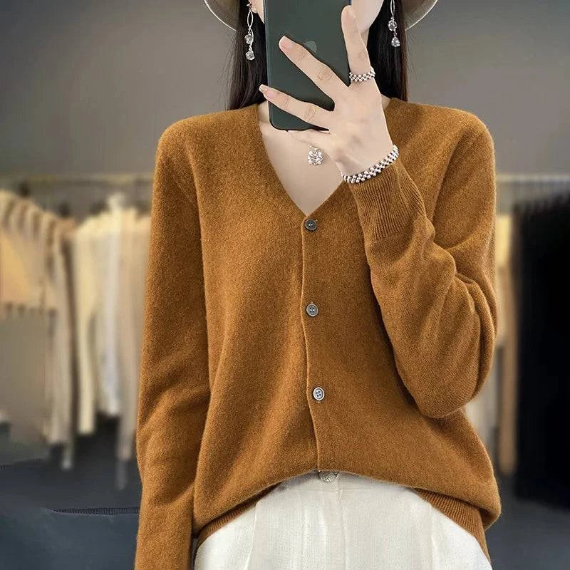 Cardigan cachemire élégant Odessia par Danoir Paris, en laine douce, porté ouvert avec col en V et manches longues, couleur neutre.