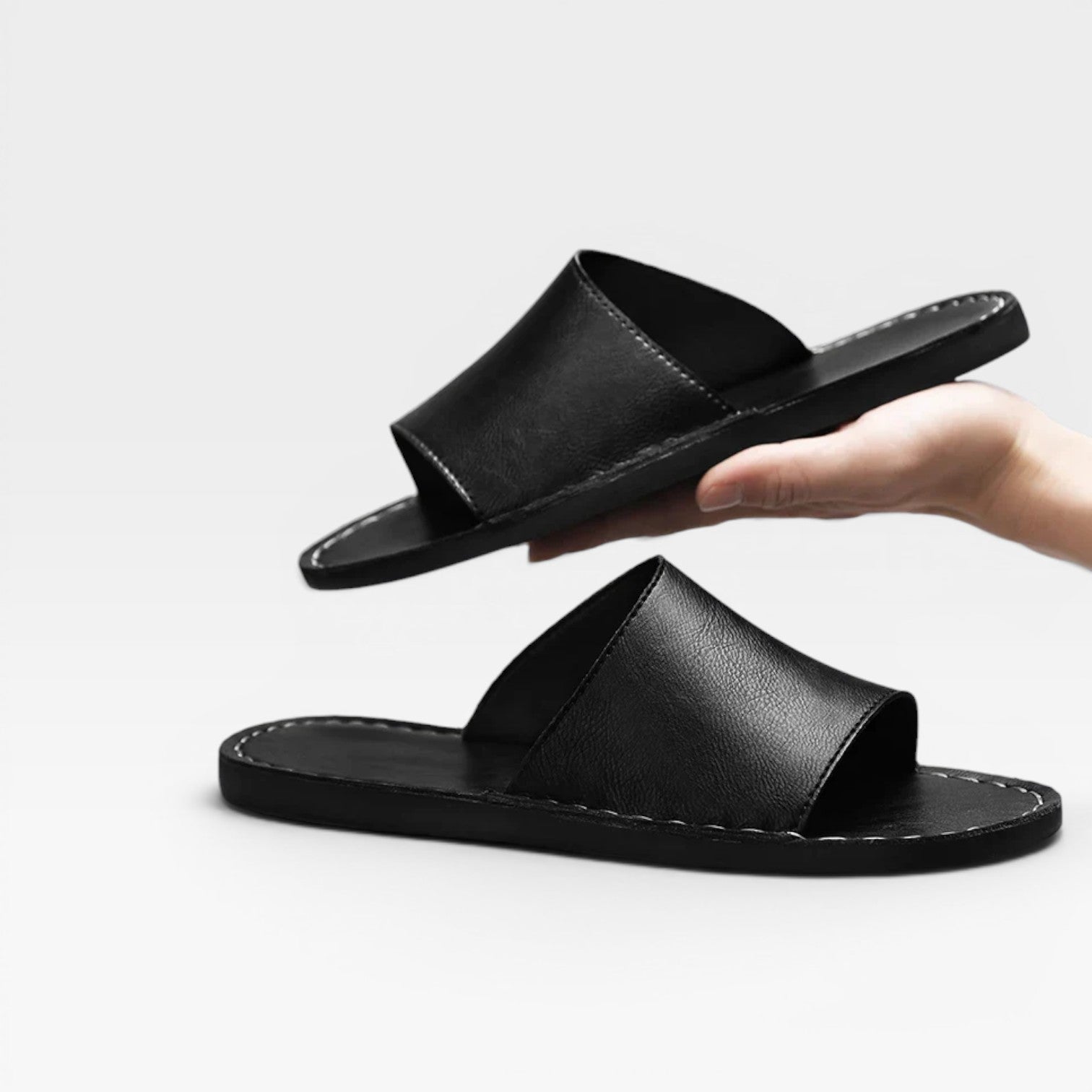 Sandales à enfiler en daim de vache pour hommes de Danoir Paris, confort quotidien, design cousu main, chaussures élégantes et décontractées.