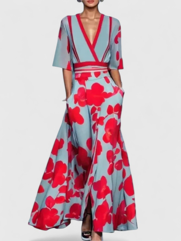 Robe longue maxi Aimee de Danoir Paris en tissu fluide, couleur unie, portée avec décolleté et manches longues.