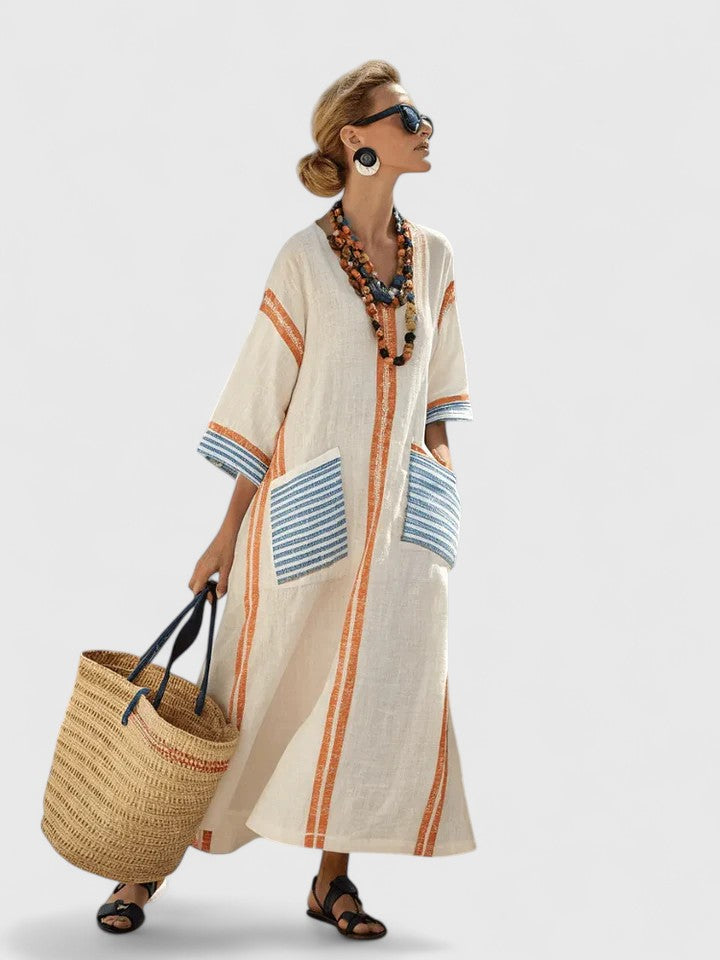 Robe longue maxi Danoir Paris Kyvanna en tissu fluide avec décolleté en V et bretelles fines, portée par un mannequin.