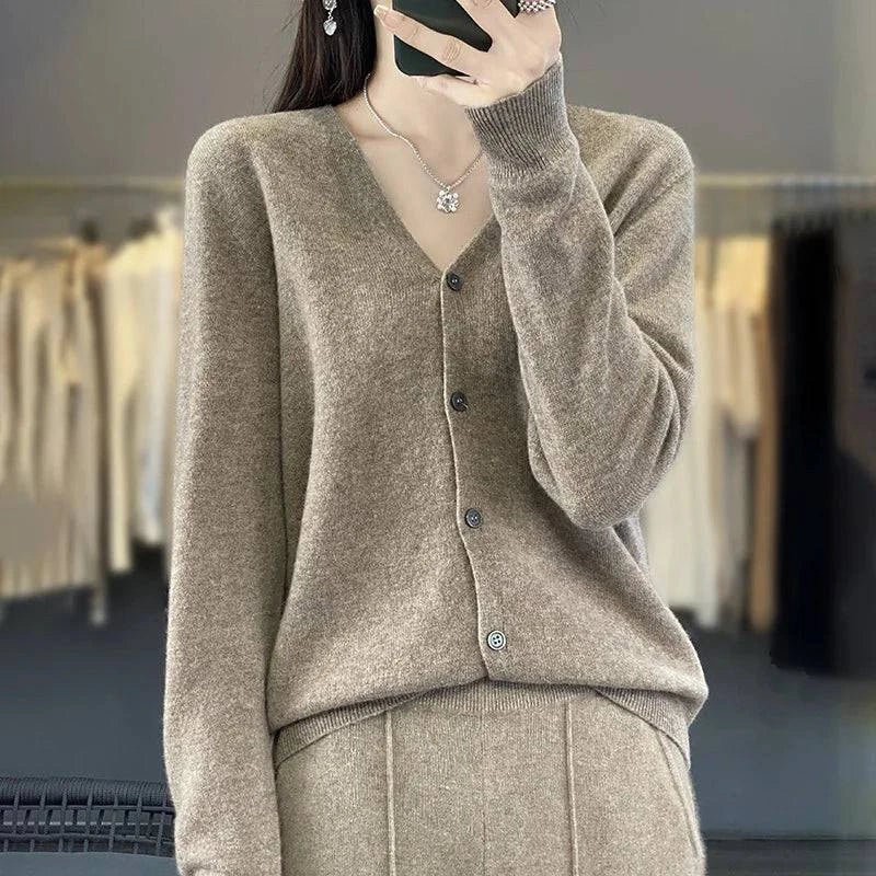 Cardigan cachemire élégant Odessia de Danoir Paris, en tissu doux, porté sur un mannequin avec un fond neutre.