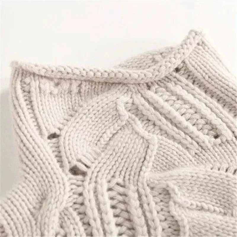 Pull doux col roulé Karin de Danoir Paris, en laine confortable, visible en gris avec détails de texture.