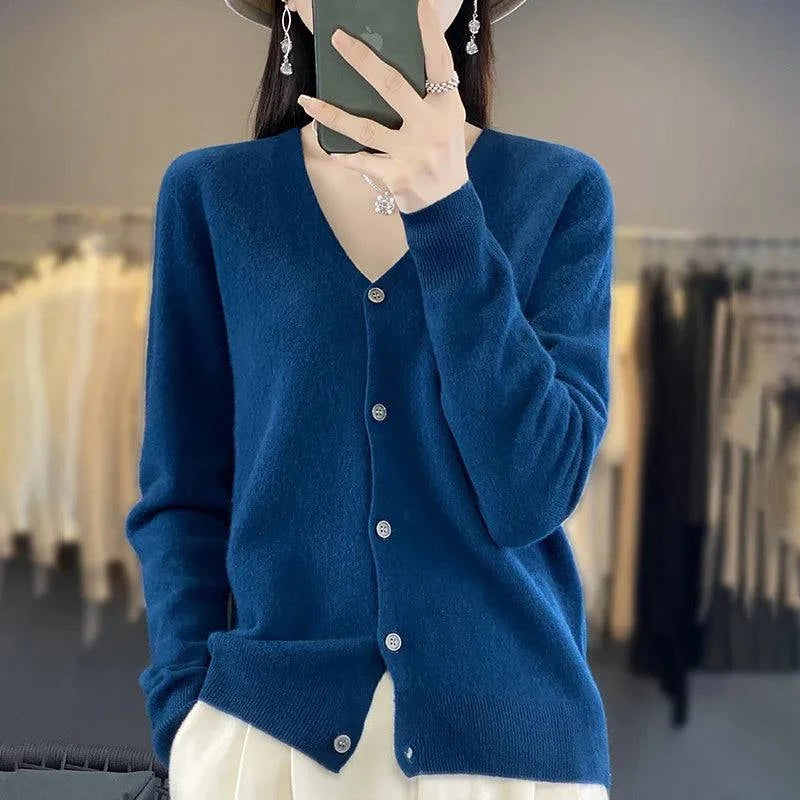 Cardigan cachemire élégant Odessia de Danoir Paris, couleur neutre, porté sur un mannequin, détails du tissu doux et raffiné.