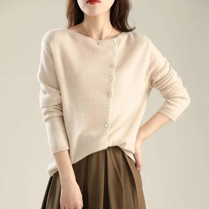 Gilet tricoté élégant Mireille de Danoir Paris, modèle FR800, en laine douce avec col en V et finitions raffinées.