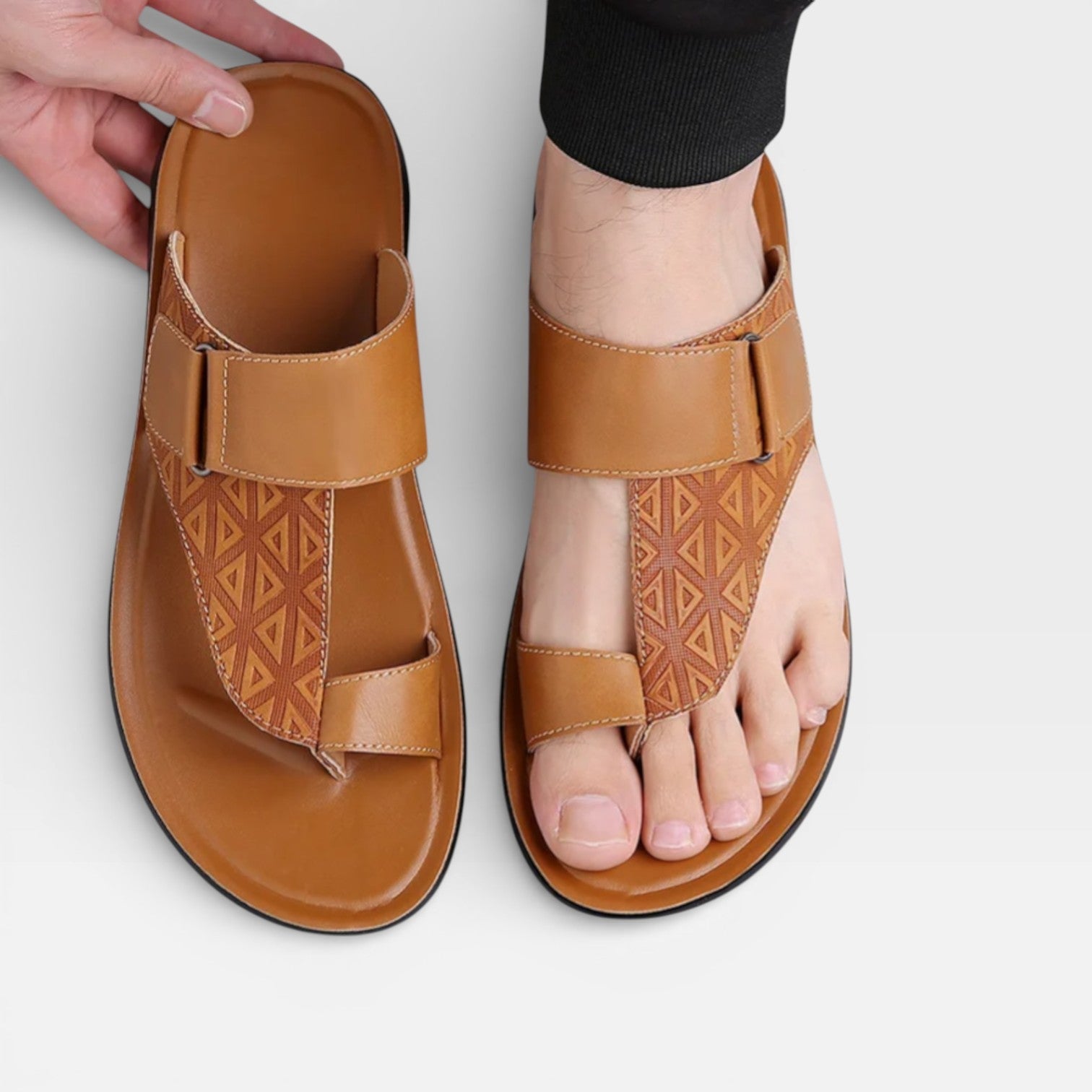 Sandales en cuir pour hommes Danoir Paris avec semelle souple, idéales pour un usage quotidien, visibles avec cordons et semelle confortable.