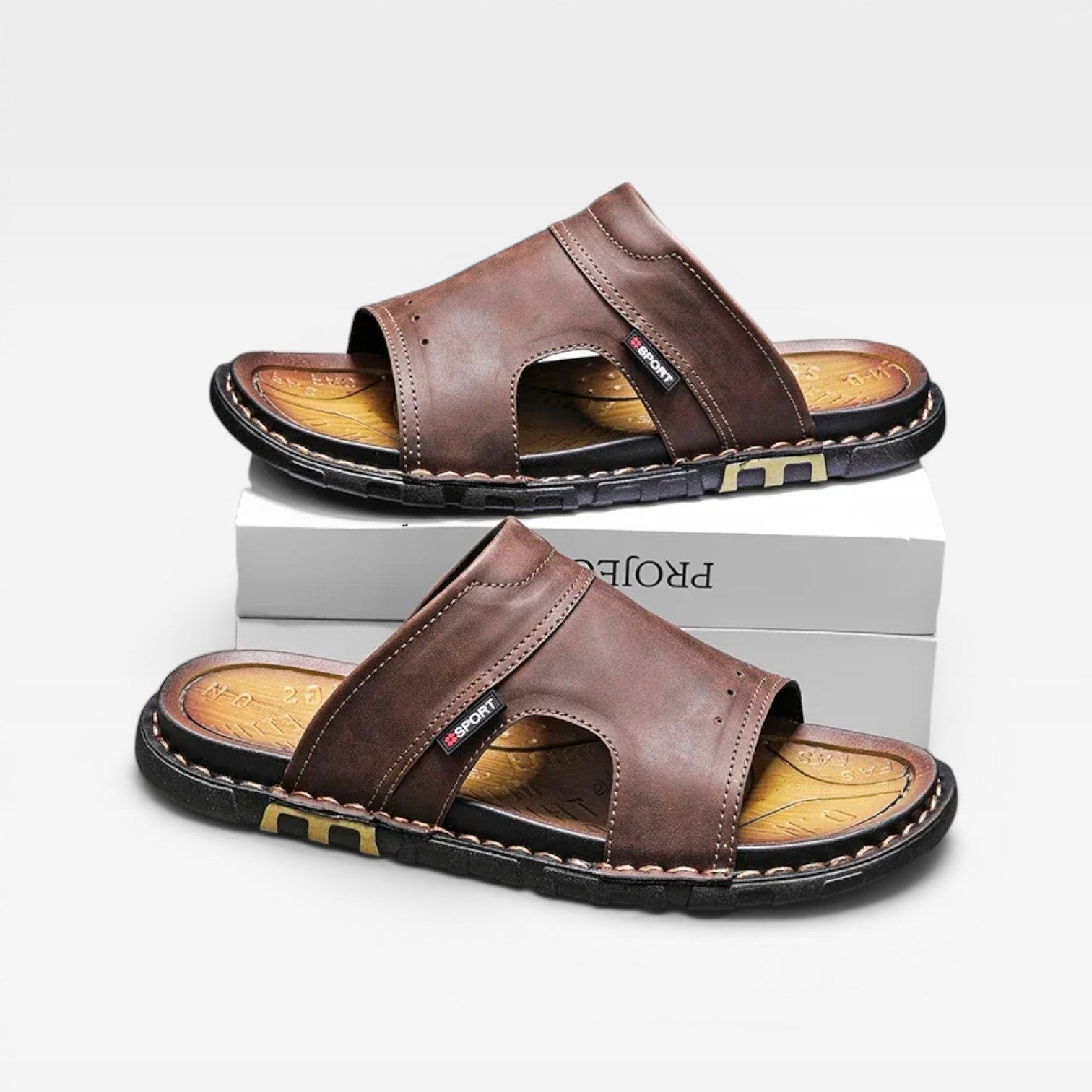 Sandales slides en cuir pour hommes Danoir Paris, style estival classique à bout ouvert, faciles à enfiler.