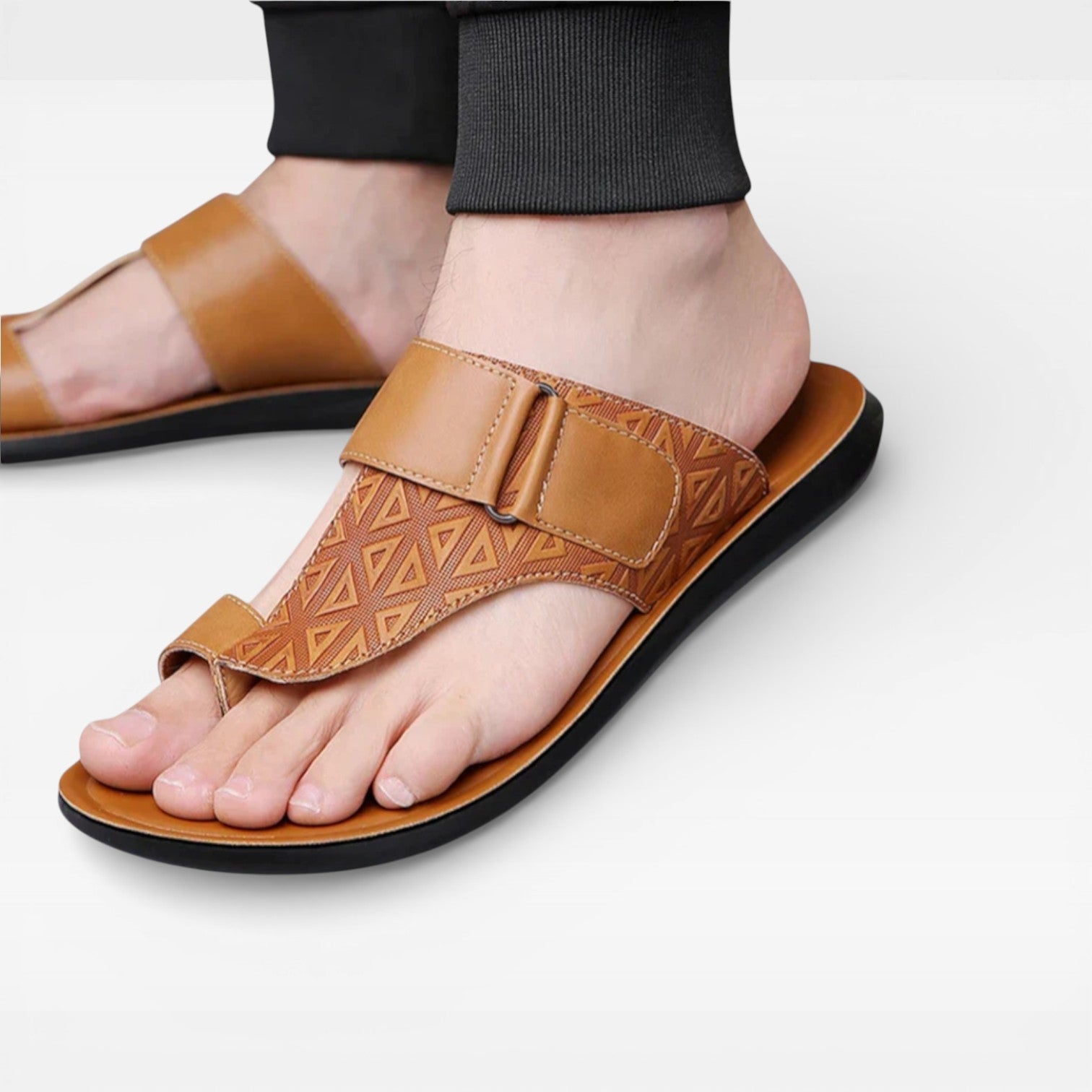 Sandales en cuir pour hommes Danoir Paris avec semelle souple, parfaites pour un usage quotidien, visibles en gros plan.