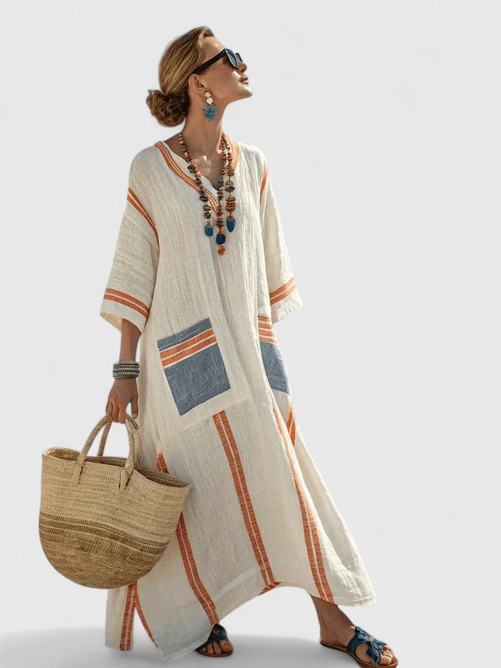 Robe maxi Kyvanna de Danoir Paris en tissu fluide, couleur élégante, portée avec accessoires pour un look chic et décontracté.