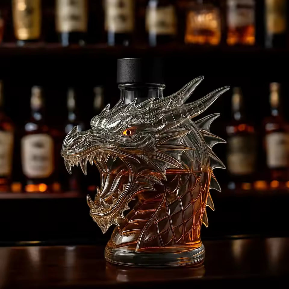 Flasque à whisky Dragon de Danoir Paris, bouteille en édition spéciale avec design de dragon, en verre transparent.