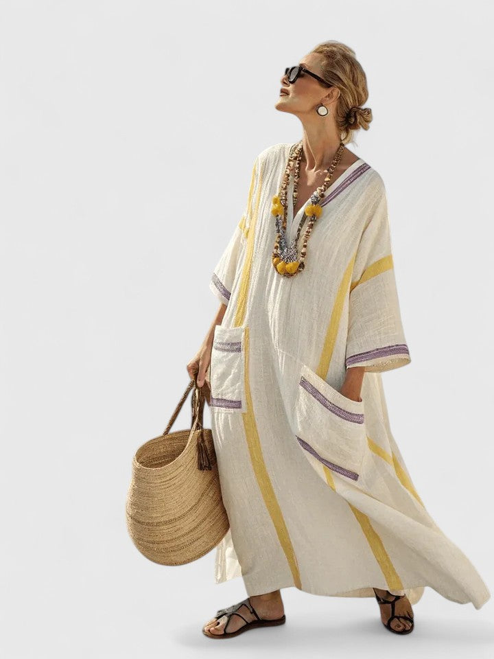 Robe longue maxi Danoir Paris Kyvanna en tissu fluide avec décolleté et bretelles fines, portée élégamment.