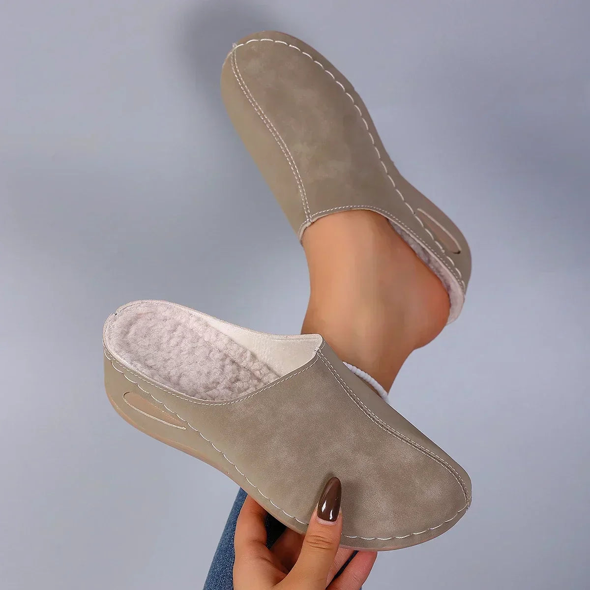 Pantoufles orthopédiques Mare de Danoir Paris, chaussures confortables pour le soutien des pieds, en tissu doux et ergonomique.