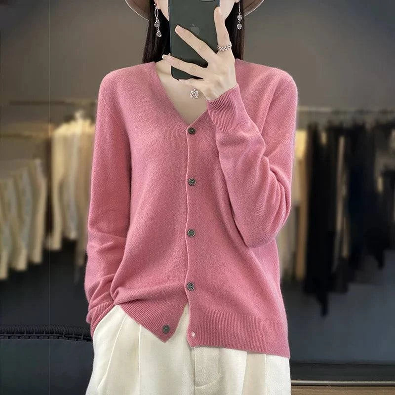 Cardigan en cachemire élégant Odessia par Danoir Paris, douceur et style avec finition soignée en tissu fin et col classique.