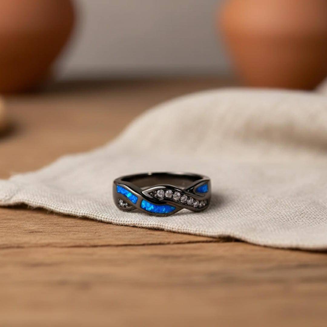 Bague Thessia Lunebray de Danoir Paris, en or orné de détails élégants, vue en gros plan sur un fond neutre