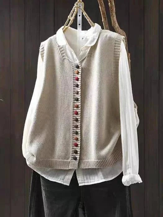 Cardigan chic quotidien Sadie par Danoir Paris en maille douce, couleur neutre, porté sur un mannequin.