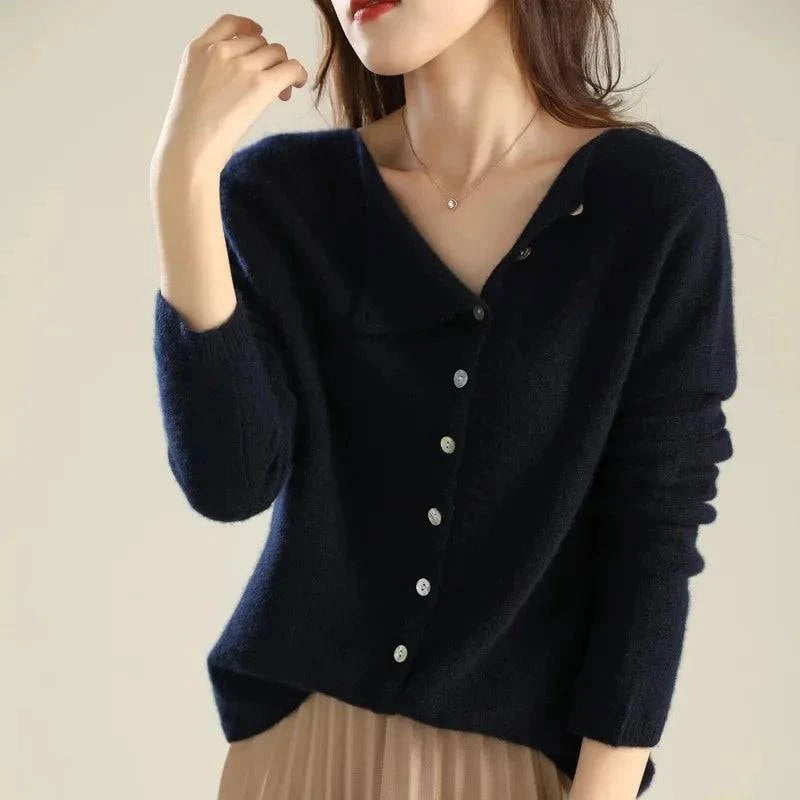 Gilet tricoté élégant Mireille de Danoir Paris, modèle FR800, en laine douce avec boutons, porté sur un fond neutre.