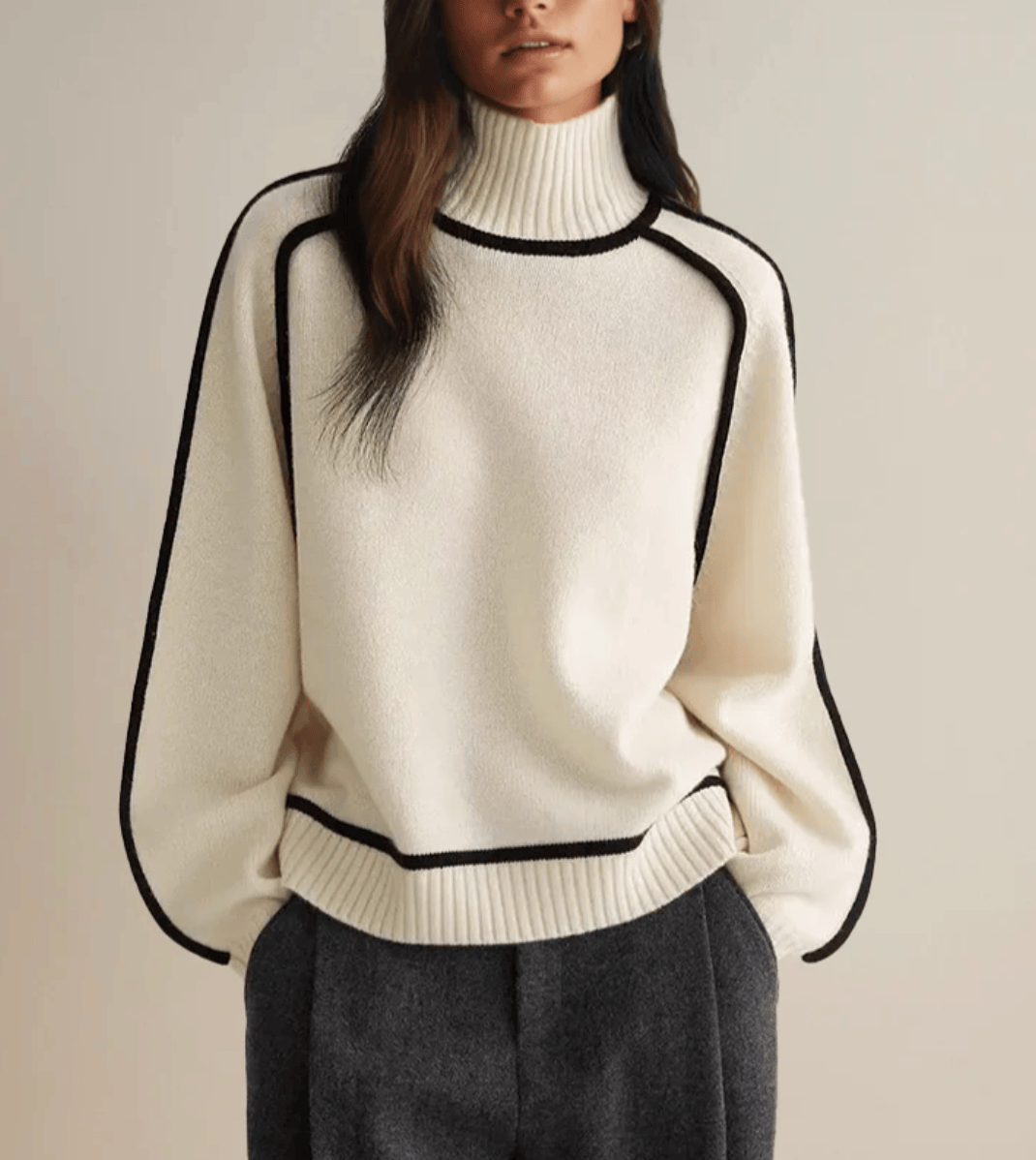 Pull roulé Céline Danoir Paris, en maille douce, couleur neutre, porté sur mannequin avec col roulé, détail classique et élégant.
