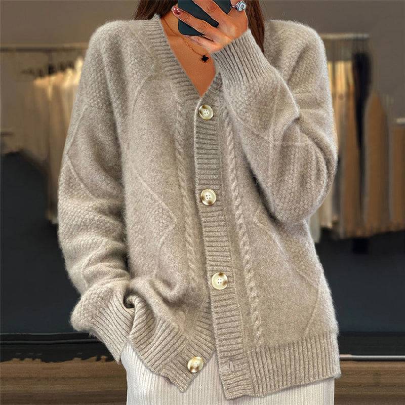 Cardigan chic et confortable Danoir Paris, modèle FR797, en maille, porté par Sofia Amoretti, avec un style élégant et décontracté.