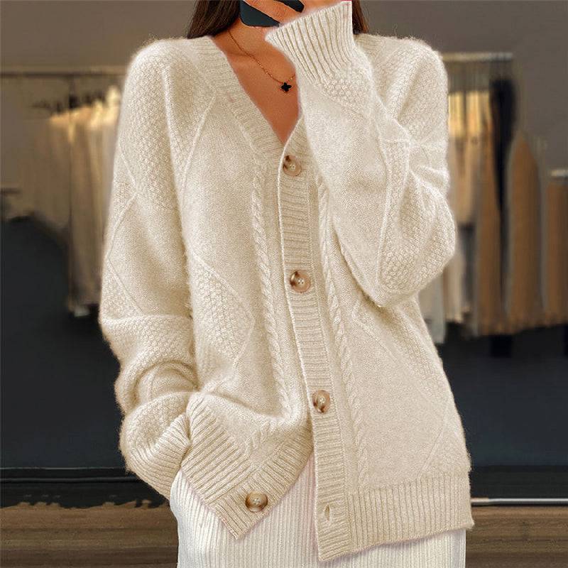 Cardigan chic et confortable Danoir Paris, modèle FR797, en tricot avec Sofia Amoretti et Joselyn, vue de face.