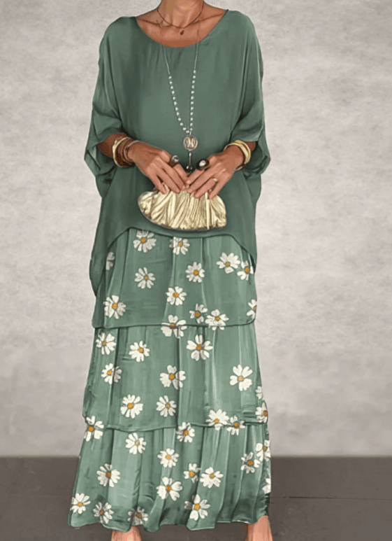 Robe longue fluide Lara de Danoir Paris, élégante abito maxi en tissu léger et sophistiqué, portée avec accessoires.
