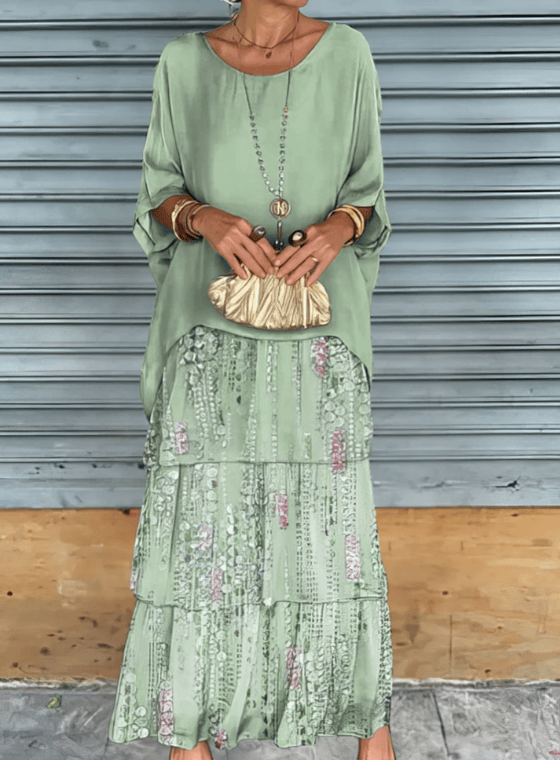 Robe longue fluide Lara de Danoir Paris, élégante maxi robe en tissu léger, portée de profil sur fond blanc.