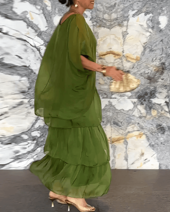 Robe maxi fluide élégante Danoir Paris Lara, tissu léger et manches longues, portée avec ceinture à la taille.