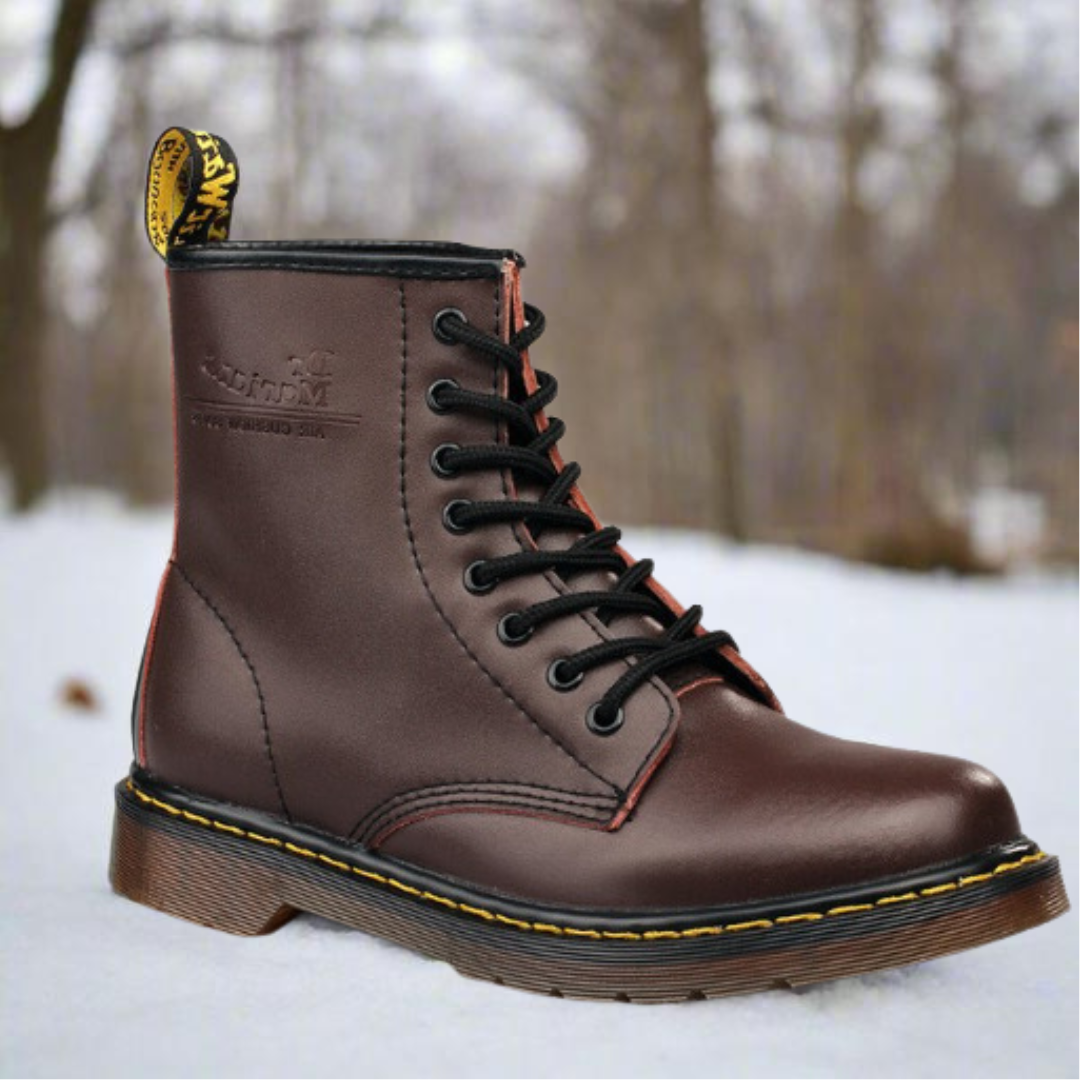 Bottes à lacets élégantes pour femmes Danoir Paris, en cuir noir, avec semelle robuste et design sophistiqué.