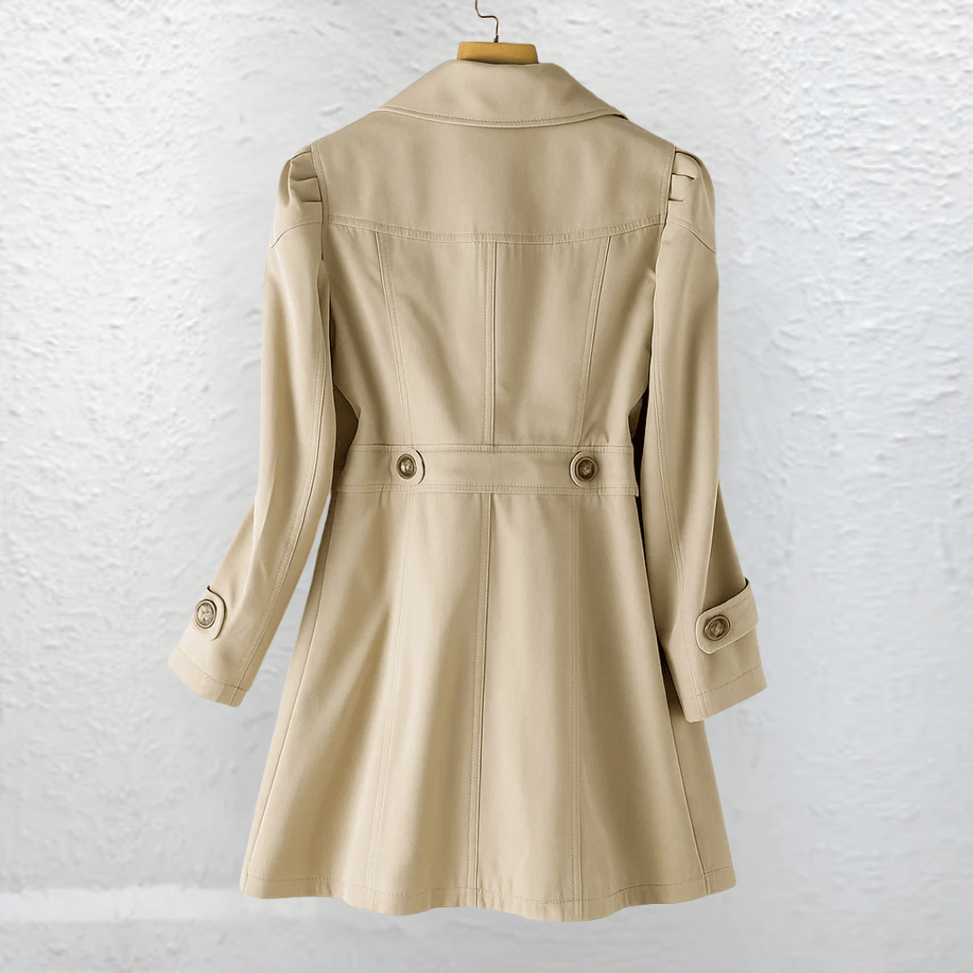Manteau d'été vintage élégant Olivia de Danoir Paris, en tissu léger avec doublure, porté par un mannequin.