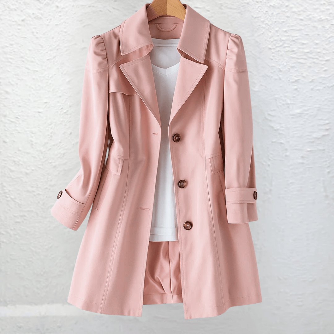 Manteau d'été vintage élégant Olivia par Danoir Paris, en tissu léger avec coupe raffinée, porté par une femme.