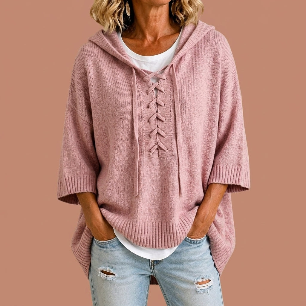 Femme portant un poncho en maille avec capuche Danoir Paris, look décontracté et élégant, en tissu doux et chaud.