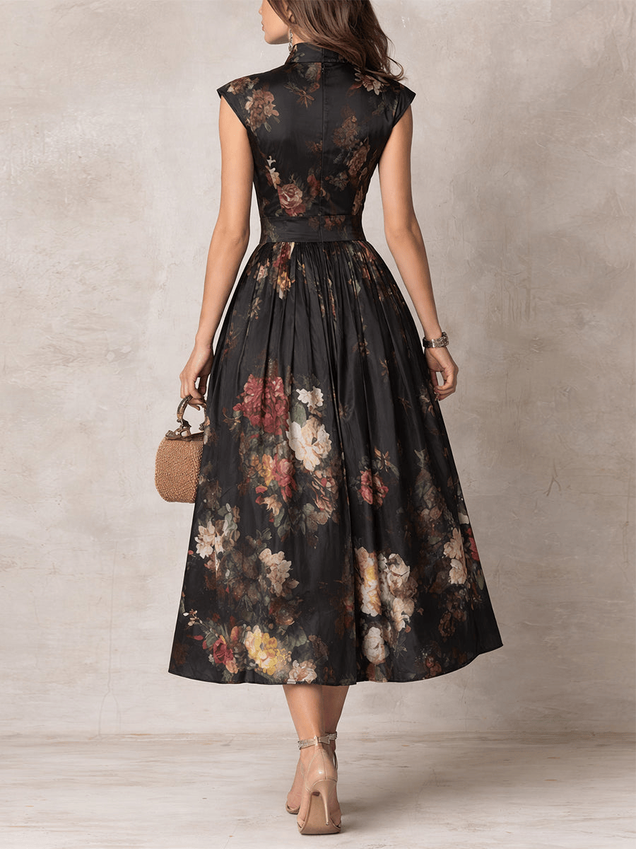 Robe midi en satin noir à col clé et motifs floraux, plissée, de la marque Danoir Paris, avec décolleté en forme de clé.