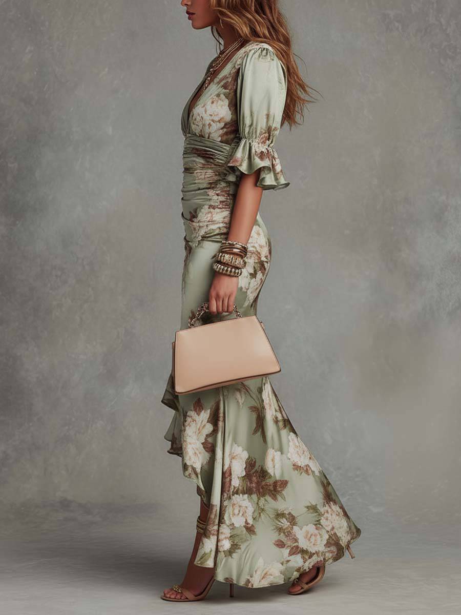 Robe longue en satin verte à fleurs, manches bell et col en V, style asymétrique, de la marque Danoir Paris.