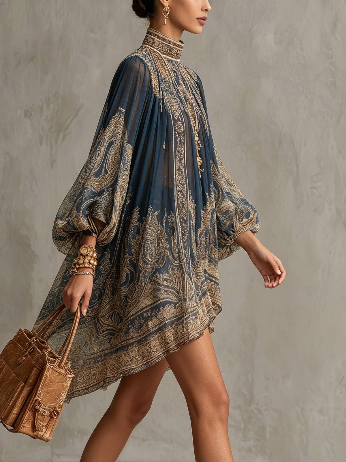 Robe courte en chiffon bleu marine avec imprimé baroque, col montant, coupe irrégulière, de la marque Danoir Paris.