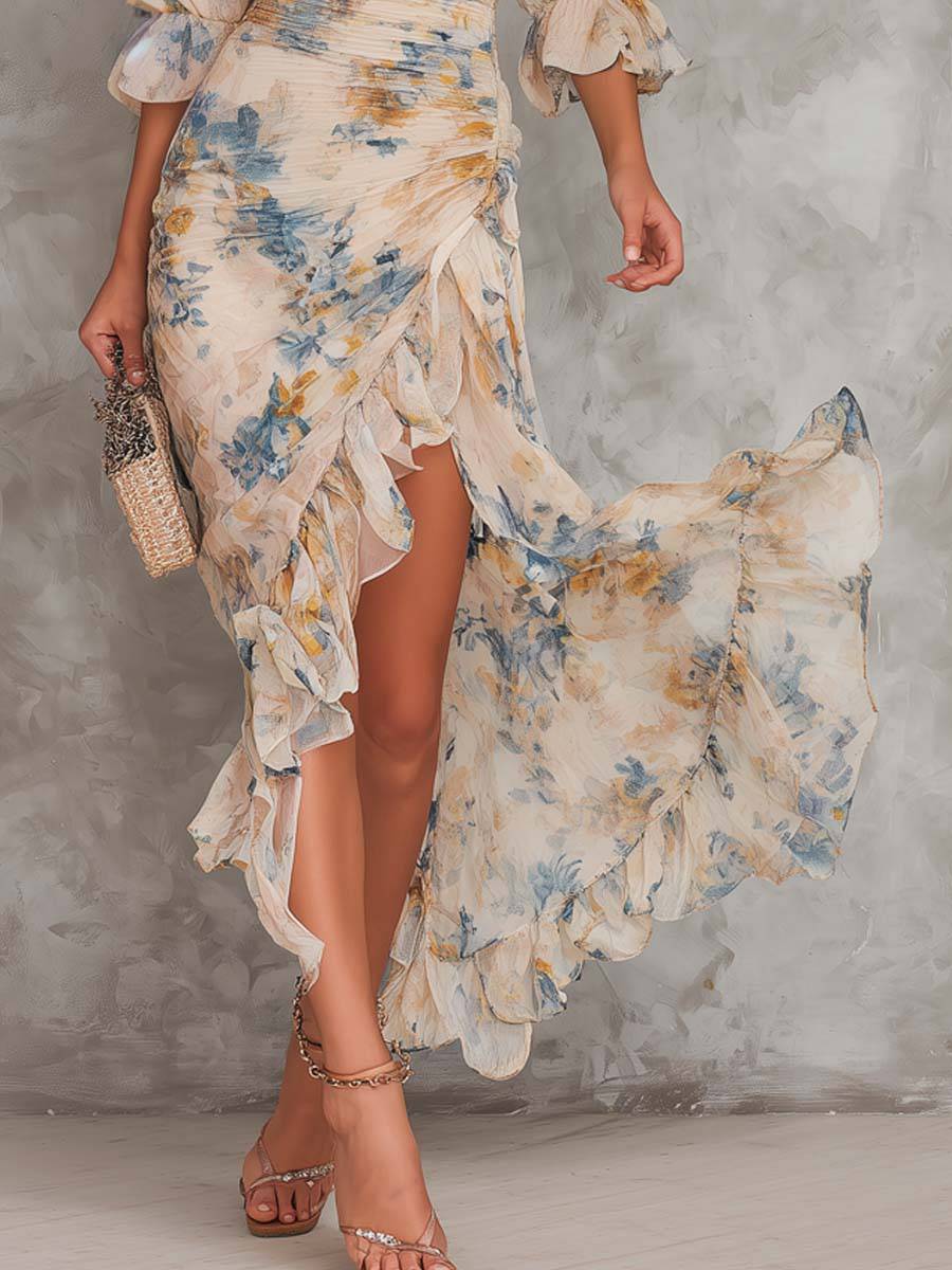 Robe longue fluide beige à col roulé avec imprimé floral, motif irrégulier en chiffon, par Danoir Paris.