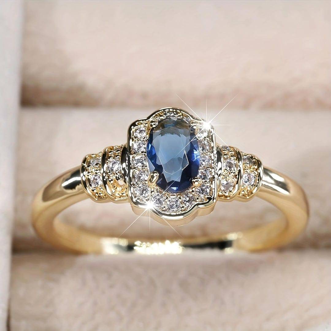 Bague Danoir Paris en saphir ancien avec halo de cristaux, finition élégante et détails raffinés visibles sur cette image.