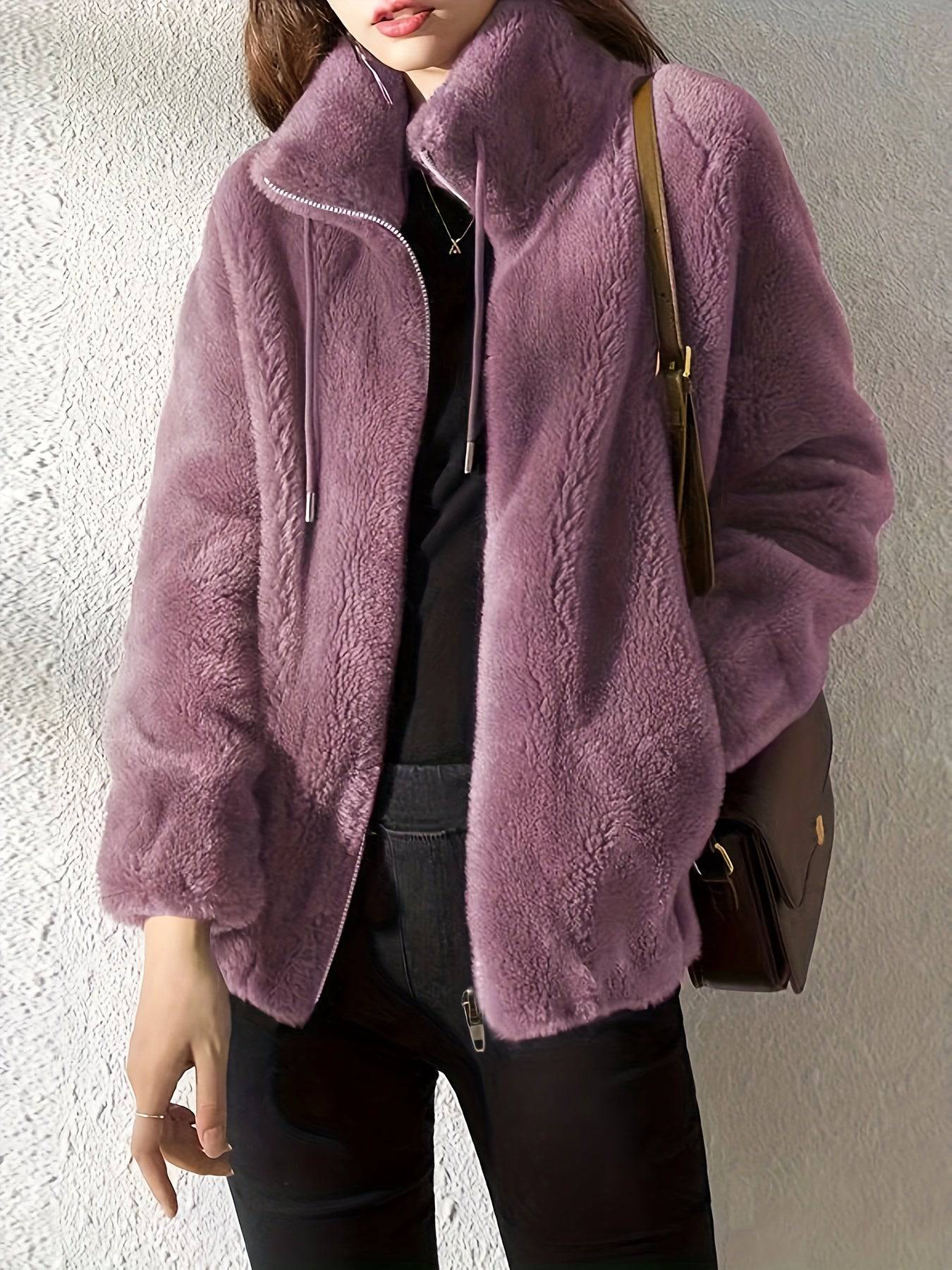 Veste zippée Avelora Danoir Paris en tissu confortable, couleur gris clair, portée décontractée, détail de fermeture éclair visible