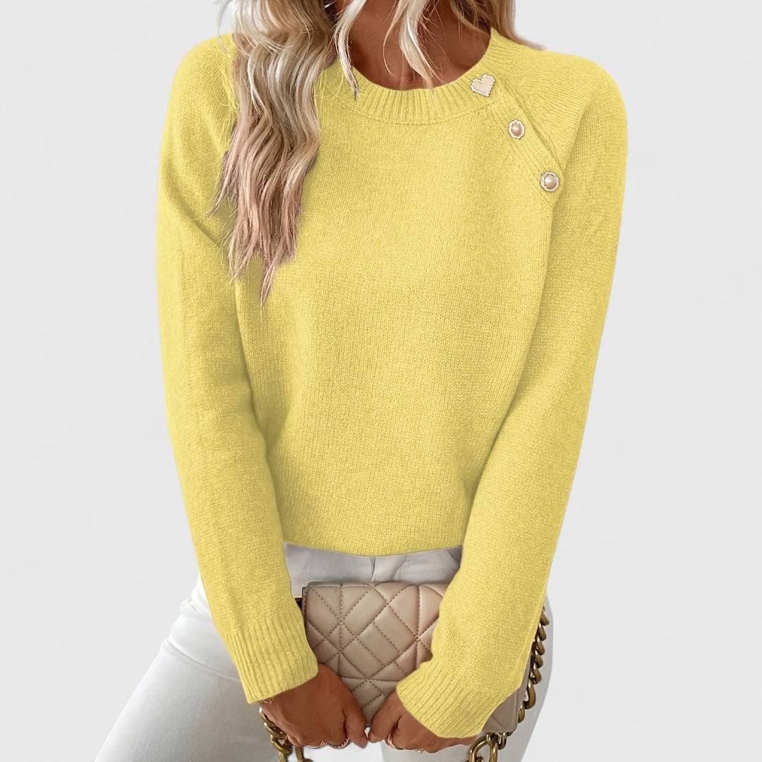 Pull élégant et confortable Talbot de Danoir Paris, en tissu doux, porté avec col et manches longues, fond neutre.