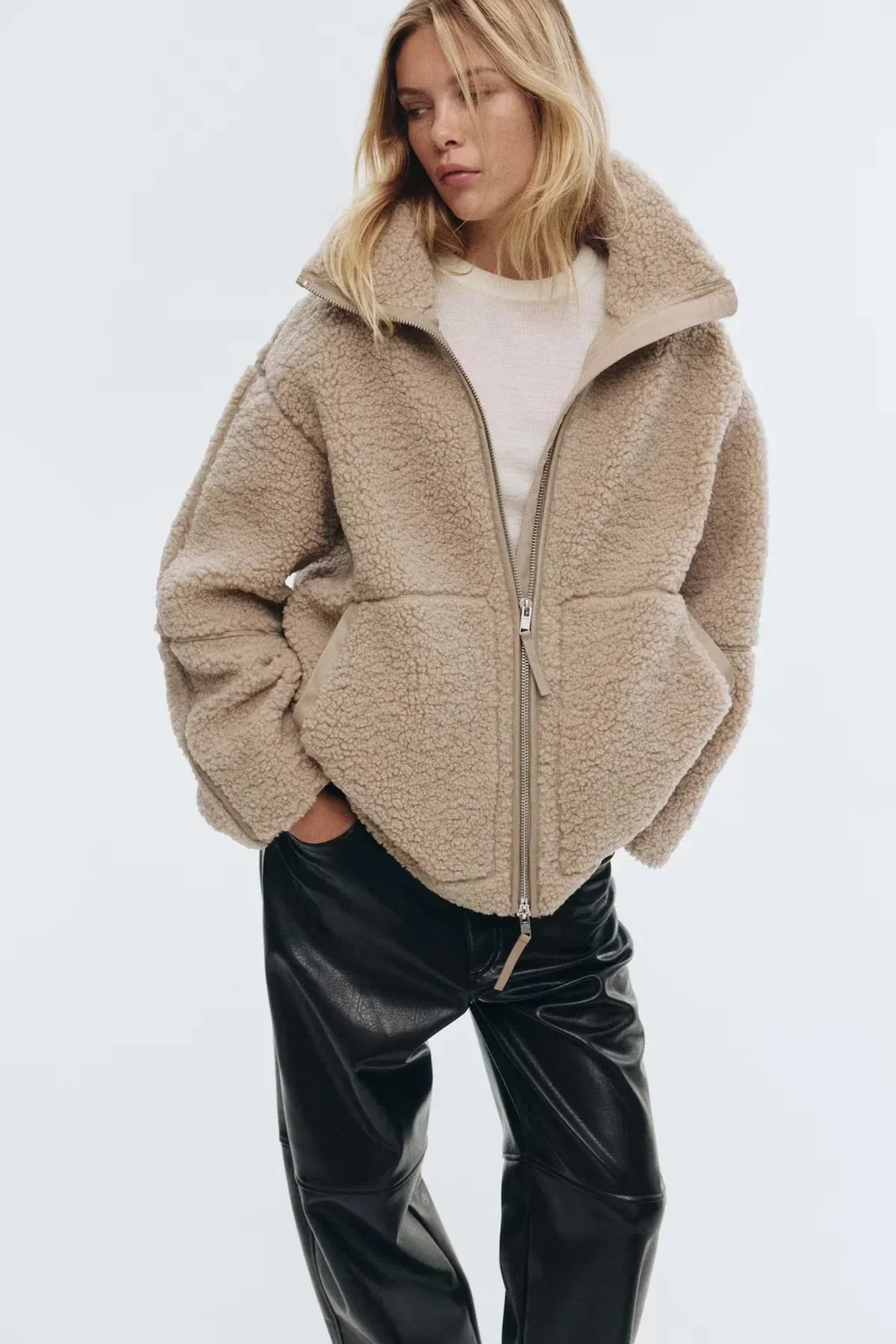 Manteau en Teddy Doux Kaja de Danoir Paris, tissu chaud et moelleux, porté sur un mannequin dans une image en gros plan.